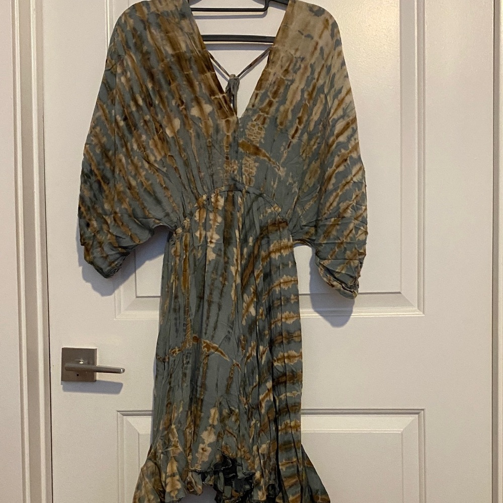 V-Neck Tie-Dye Dress in blue and Tan